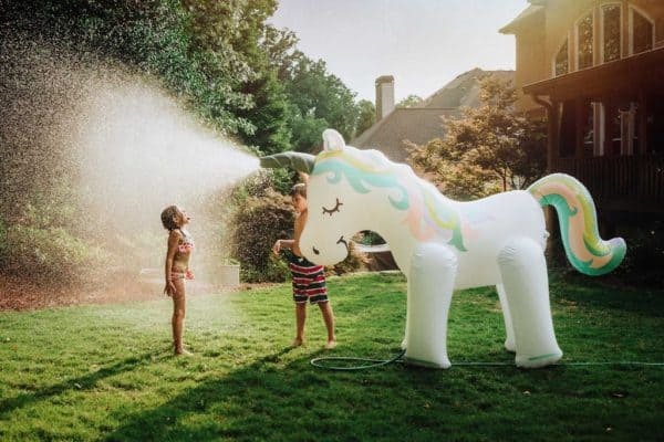 Unicornio gigante con aspersor de agua - Magic Unicorn®